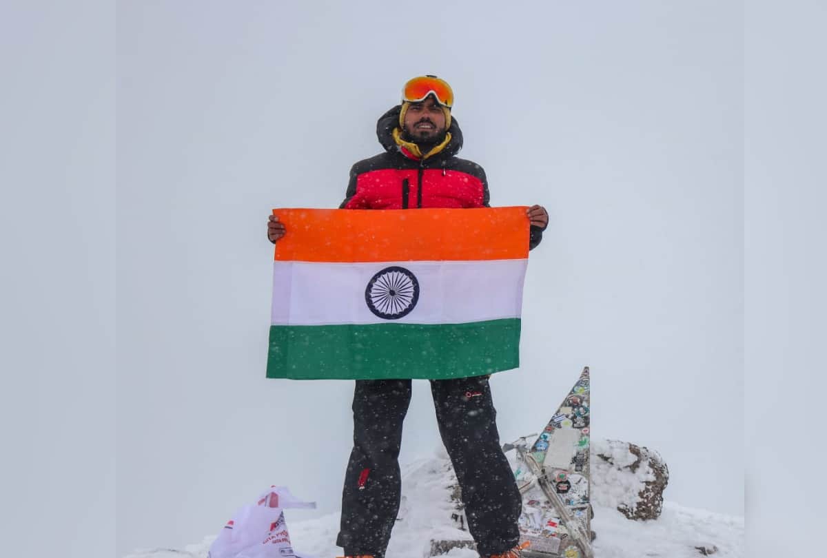 Nitish of Gorakhpur hoisted tricolor on 14 thousand feet mountain of Mount Pitalsu located in Manali