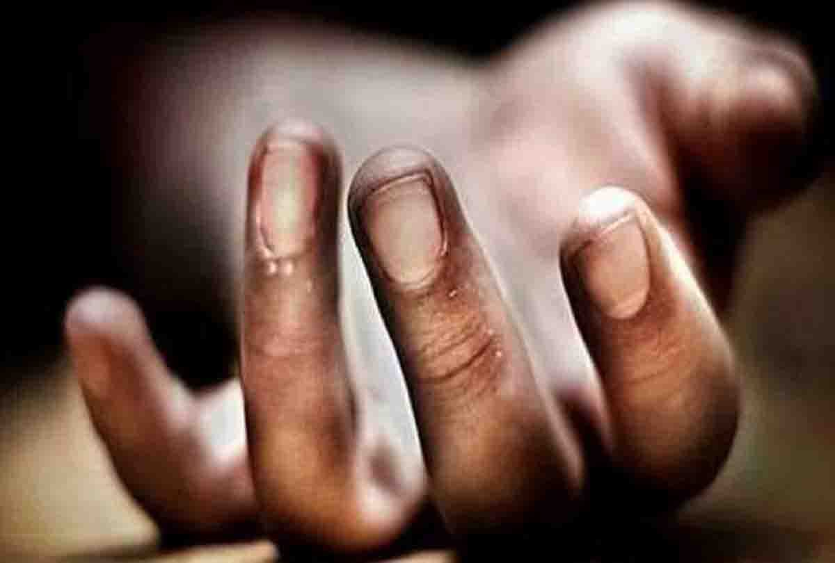 Worker died due to mud collapse during pit digging