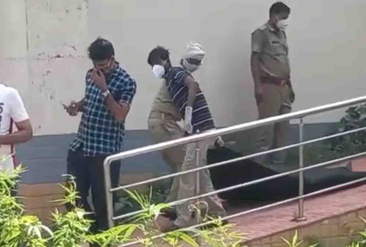 Humanity ashamed in Kannauj: Health workers and police dragged unclaimed bodie