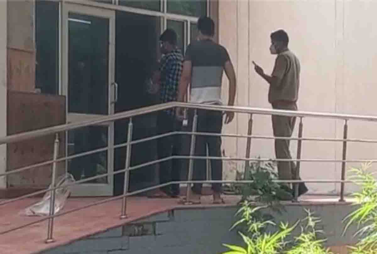 Humanity ashamed in Kannauj: Health workers and police dragged unclaimed bodie