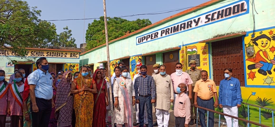 Hathras: Salute to the national flag, remembered the sacrifices of the martyrs
