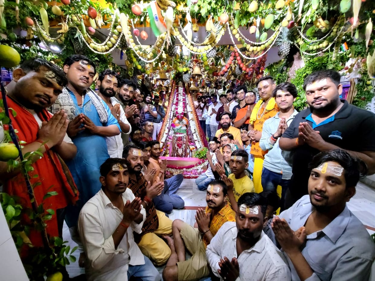 Baba Bhanwarnath's makeup was done with fruits, sweets, nuts etc.