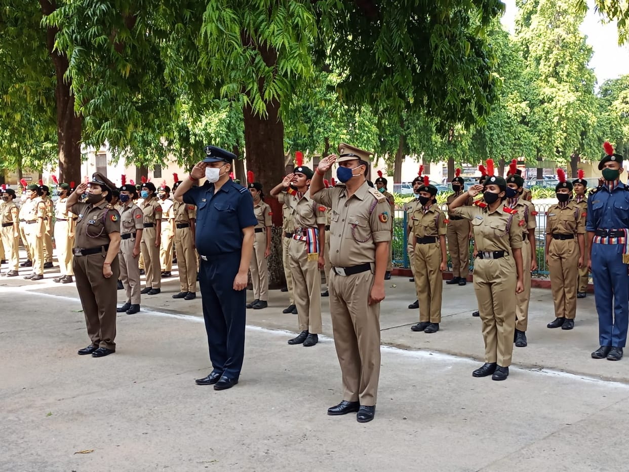 schools and colleges mein shaan se laharaaya tiranga