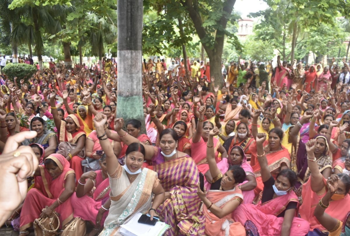 Anganwadi workers demonstrated in Gorakhpur