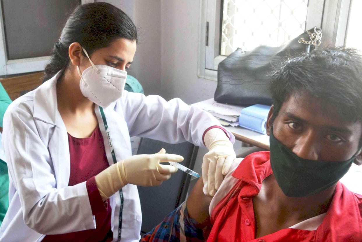 The date of applying the first dose increased by a week, Long line from morning till evening at the vaccination center on Tuesday, solan news