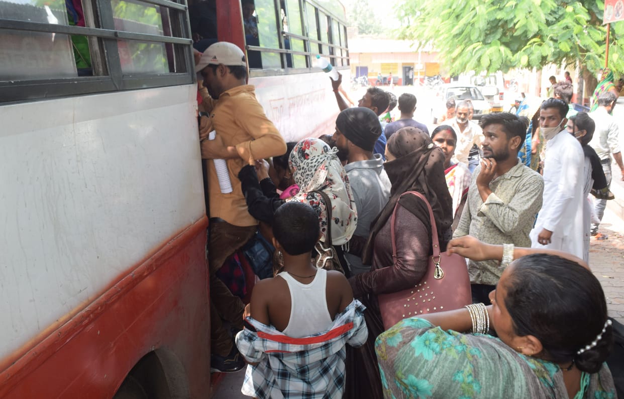 Delhi, Bus