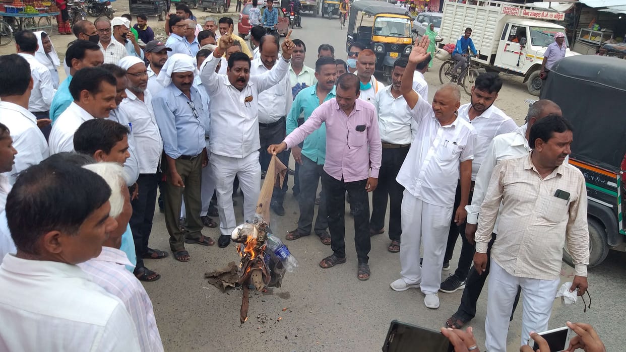 Lawyers burnt SDM's effigy