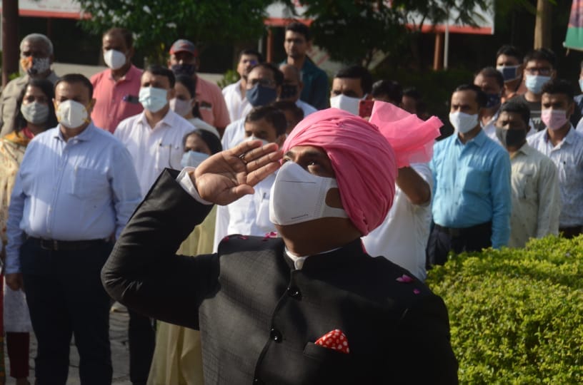 DM hoisted the flag in the Collectorate on the anniversary of independence