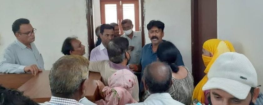 Seeing the mess, the women got angry on the superintendent engineer
