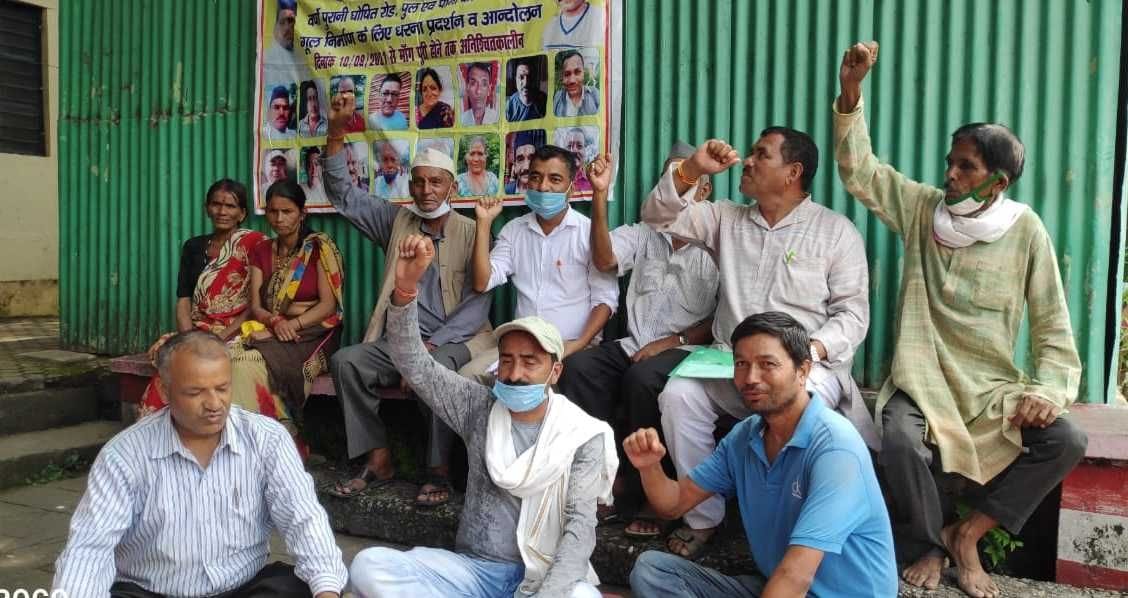 The people of Mandalsera stood on the agitation for the demand of road and bridge