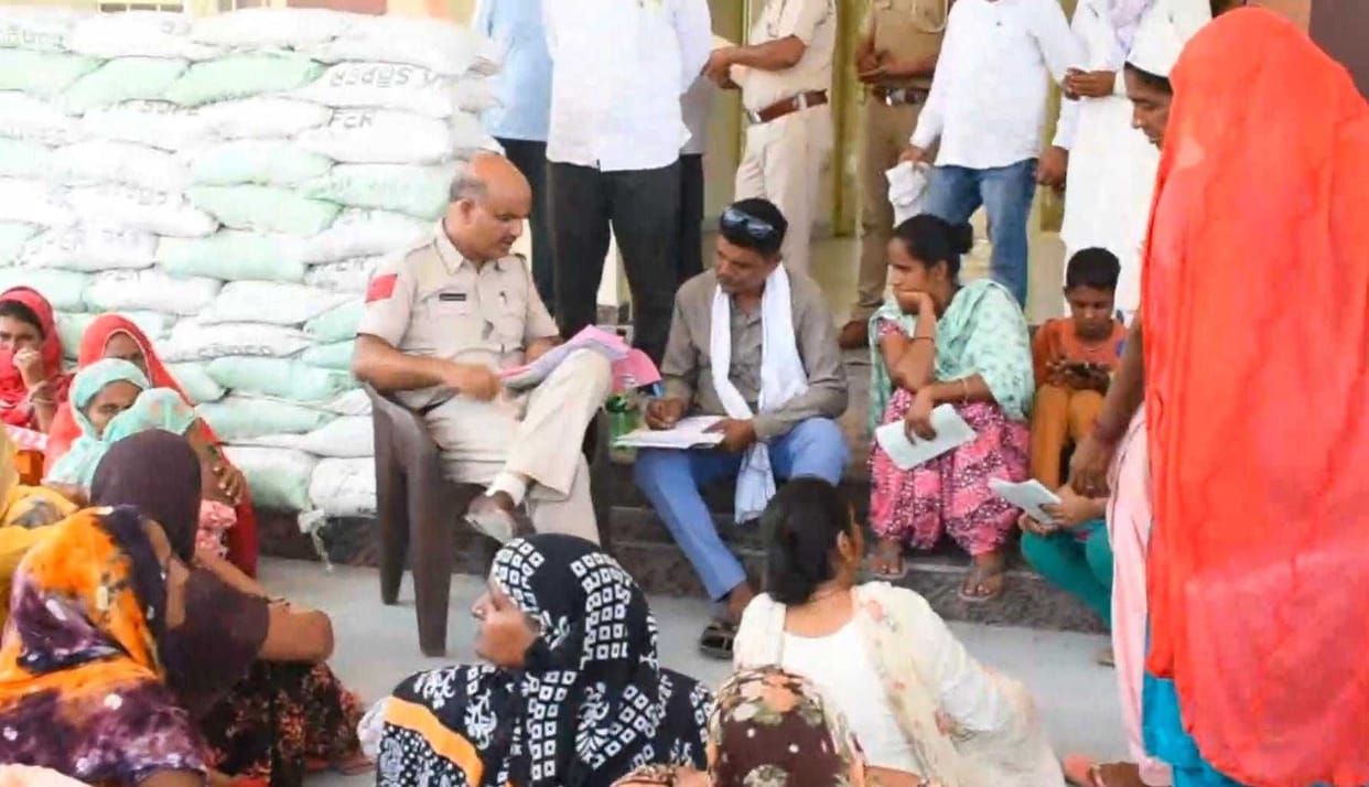 3-3 thousand rupees cheated from 31 women in the name of giving loan