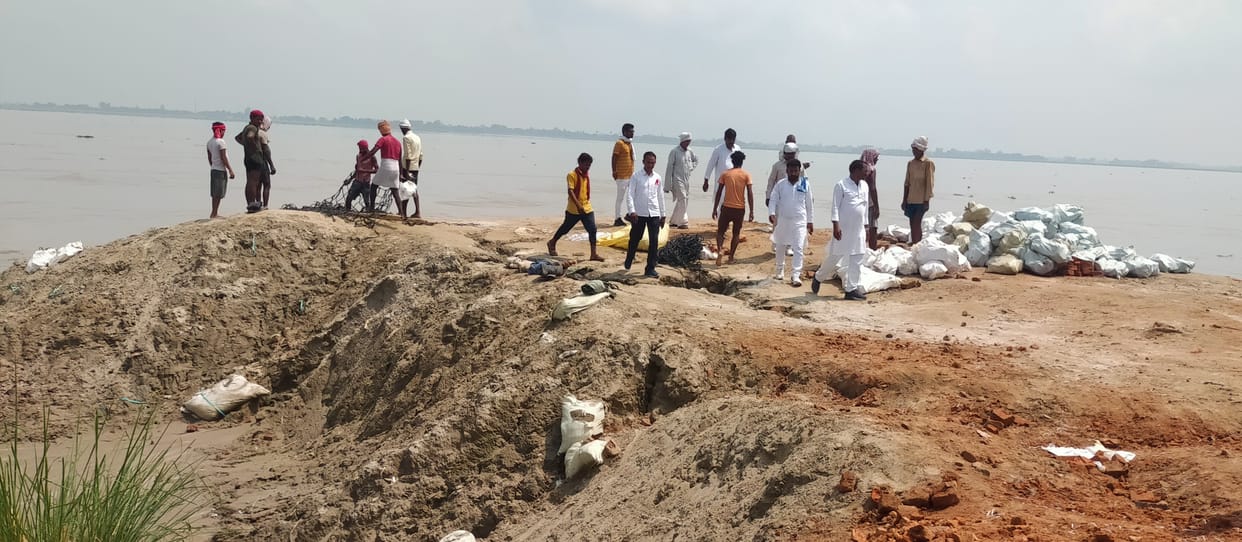 Water level continues to rise, flood waters rise on contact roads