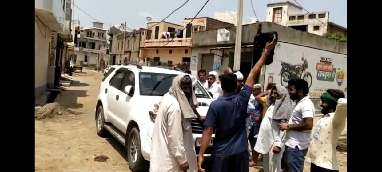 Subhash Barala's nephew was surrounded by farmers in village Kanhari