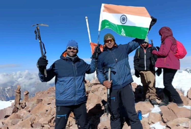 Chandigarh Police constables Sachin and Rakesh Kumar conquered Yunam Peak of Lahaul on  15th August