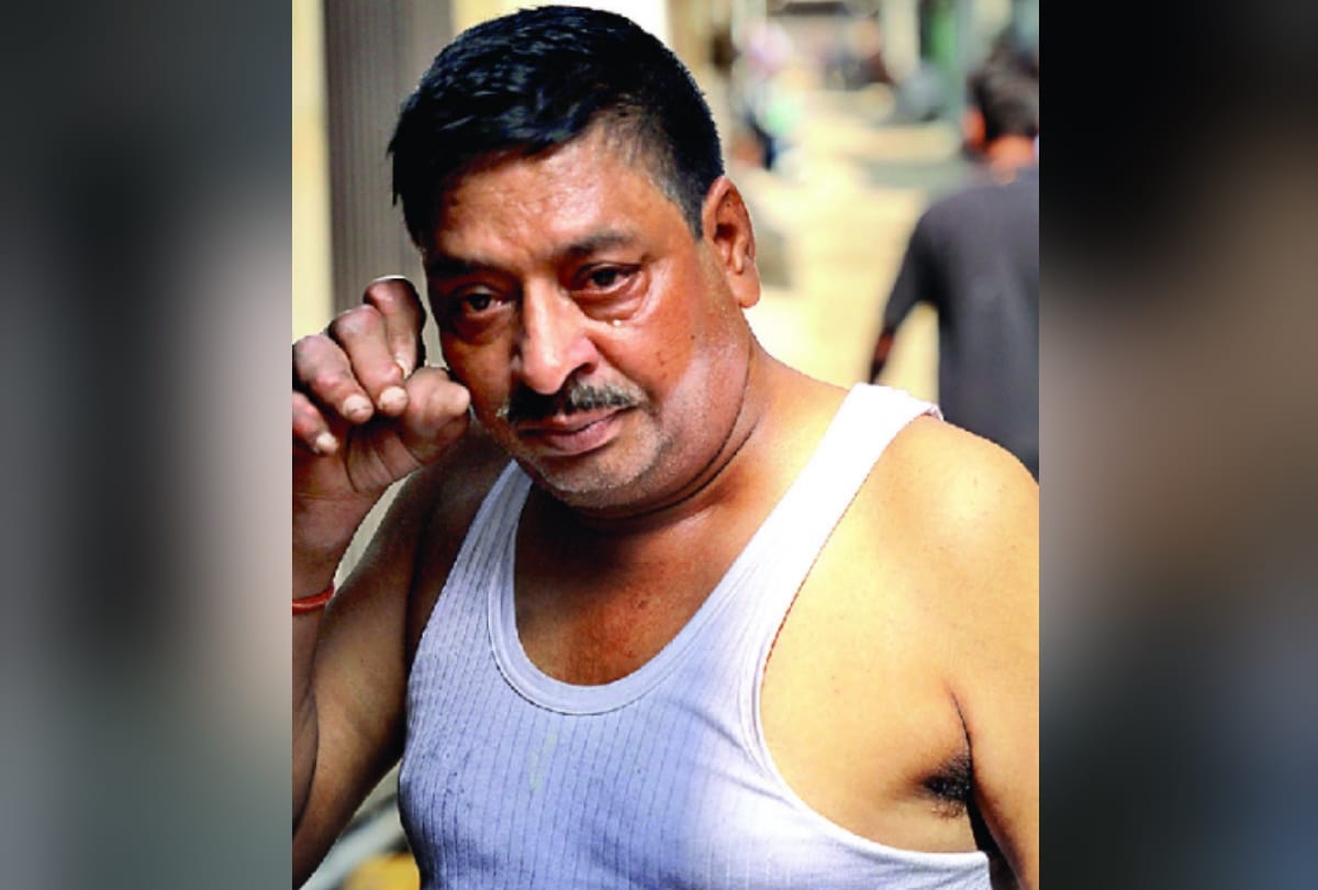 noida fire in garhi chaukhandi many evacuated from thin gas pipeline one man throws her mother to save life