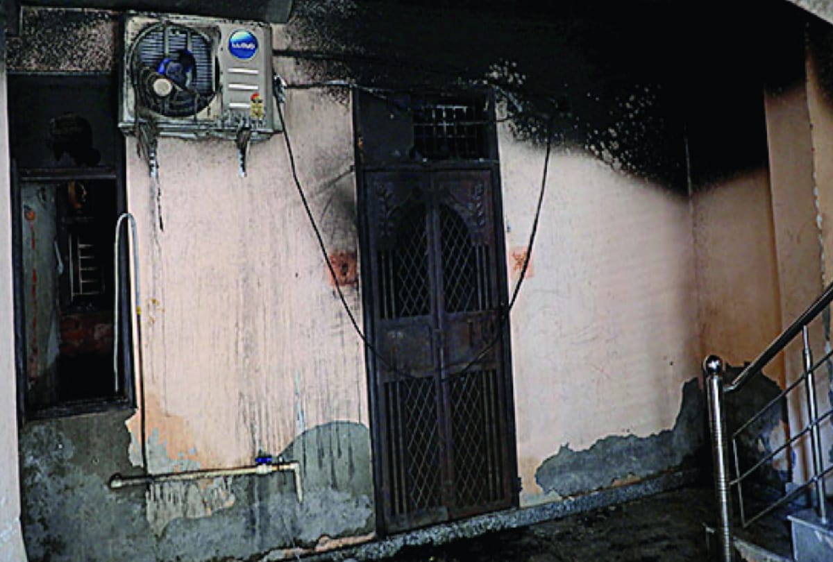 noida fire in garhi chaukhandi many evacuated from thin gas pipeline one man throws her mother to save life