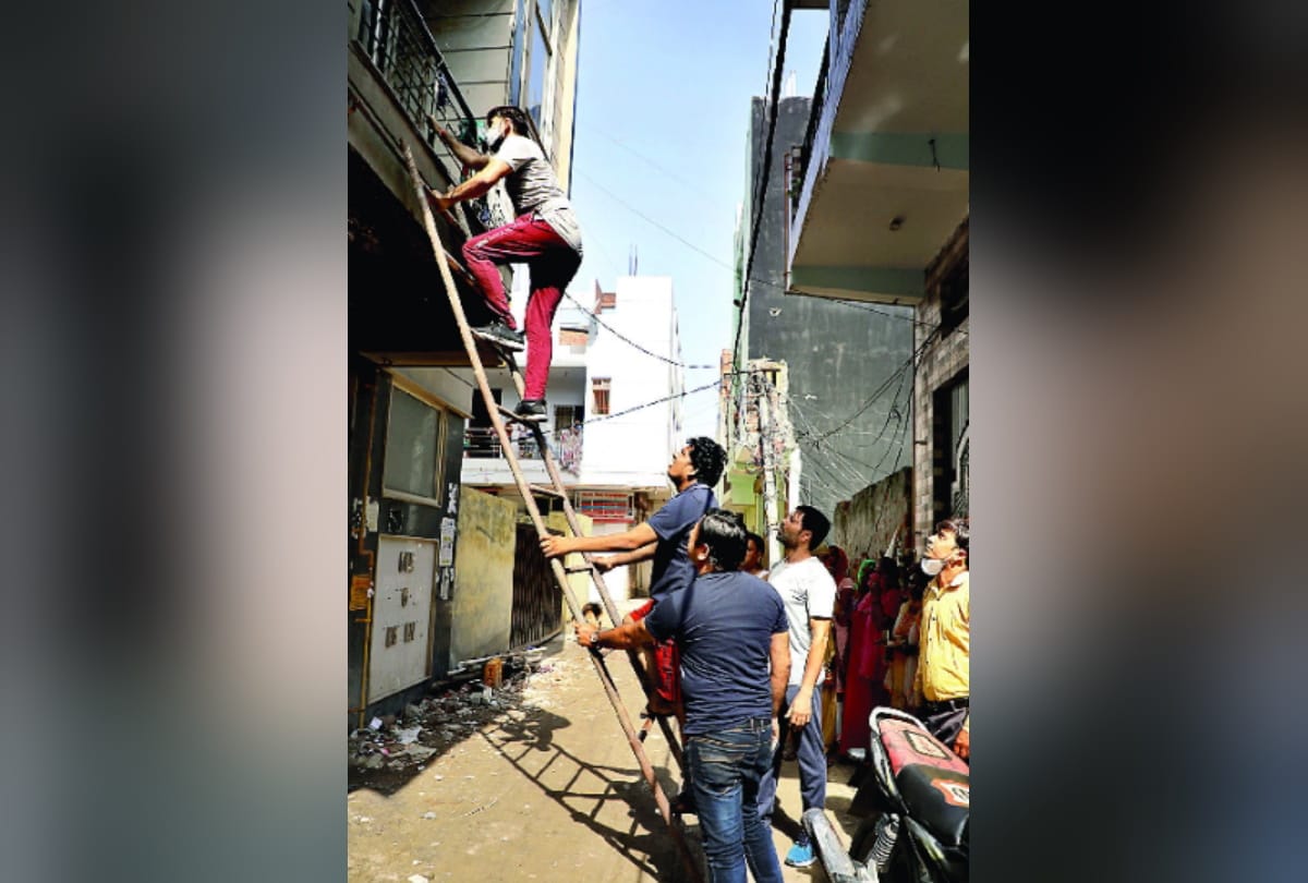 noida fire in garhi chaukhandi many evacuated from thin gas pipeline one man throws her mother to save life