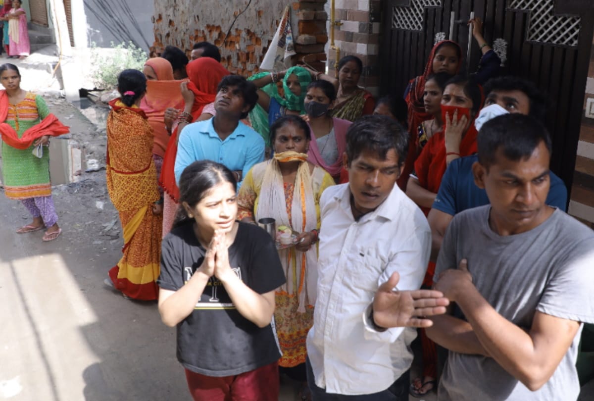 noida fire in garhi chaukhandi many evacuated from thin gas pipeline one man throws her mother to save life