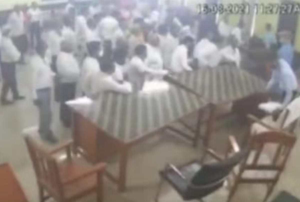 Gonda Lucknow Crime News: Lawyers made ruckus Gonda sadar Tahsil.