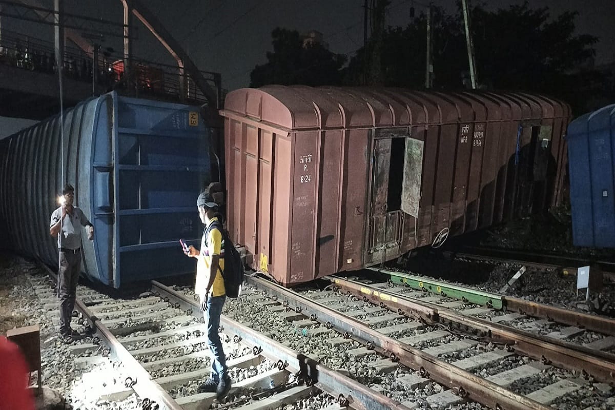 bogies of goods train overturned near Banaras railway station late night, employees present on the spot