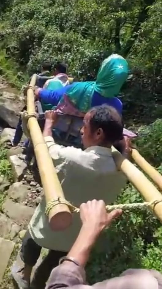 A pregnant woman was taken to the hospital on a palanquin for three kilometers