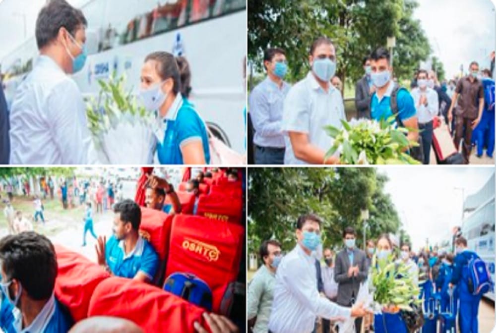 Indian Womens and Mens Hockey Teams were given a warm welcome as they arrived in Odisha