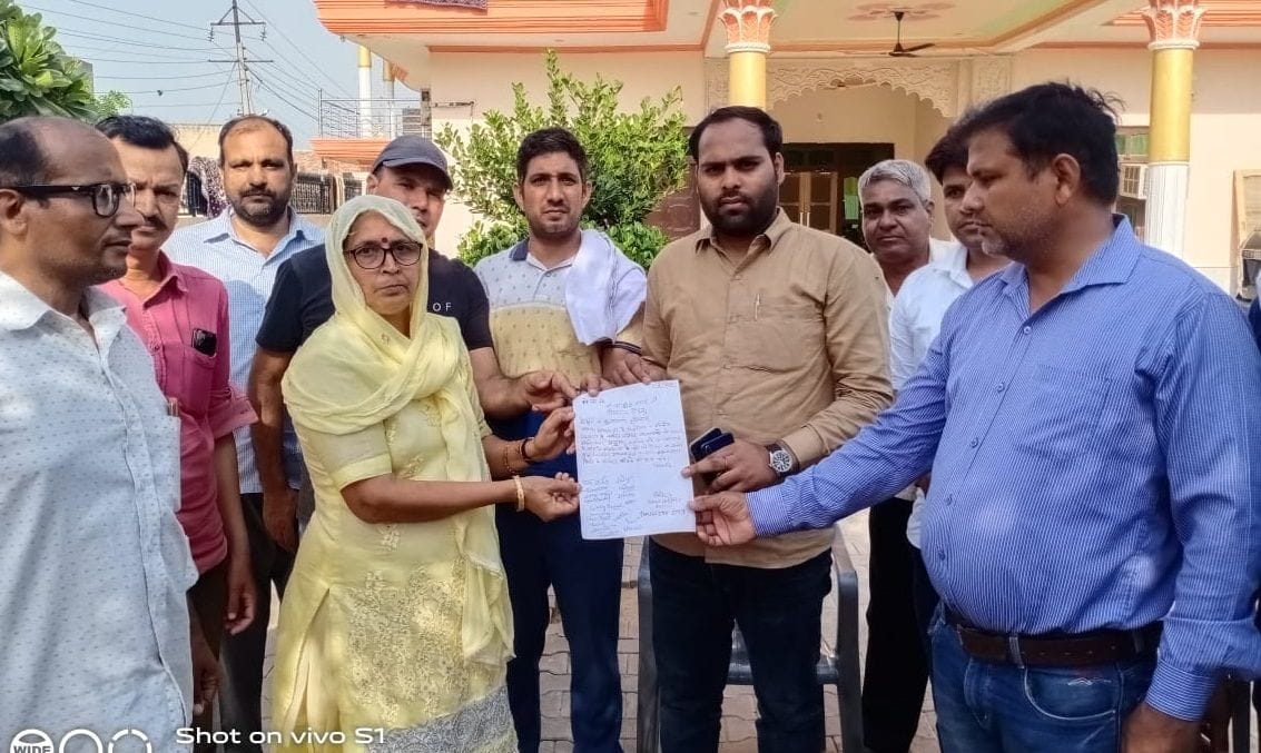 Demonstration of guest teachers at MLA's residence