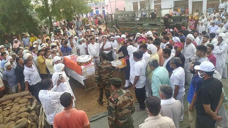 Havildar Vedprakash Martyr, resident of Mauri in an encounter with Maoists, crowd gathered in the last journey