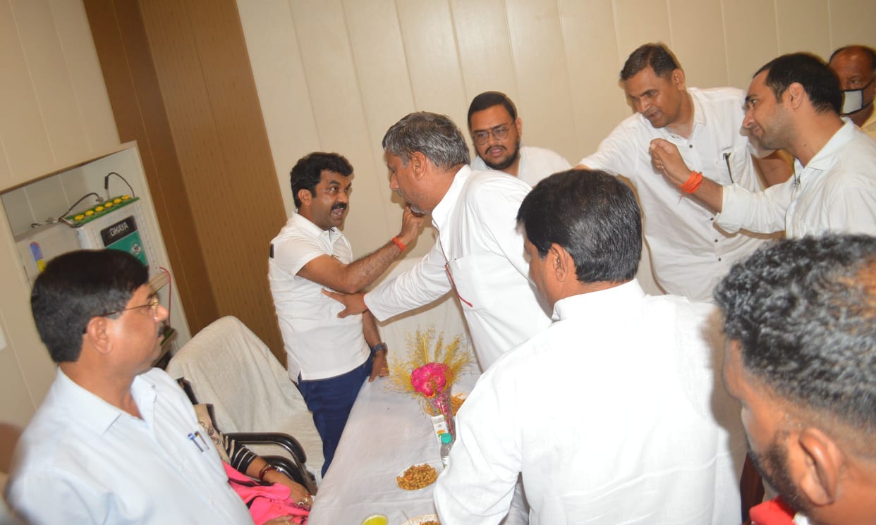 Hathras: District Panchayat meeting held amid uproar, committees were elected
