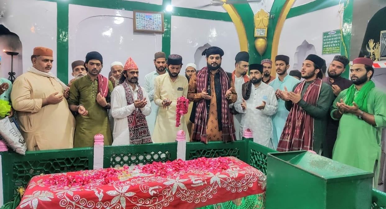The learned people attended the Urs and asked for their vows.