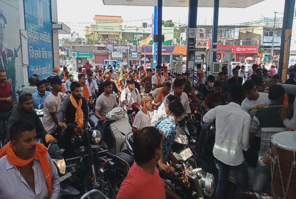 Uttarakhand Ajay Bhatt Jan Ashirwad Yatra News: Bjp Workers crowd for filling free petrol in rishikesh photos