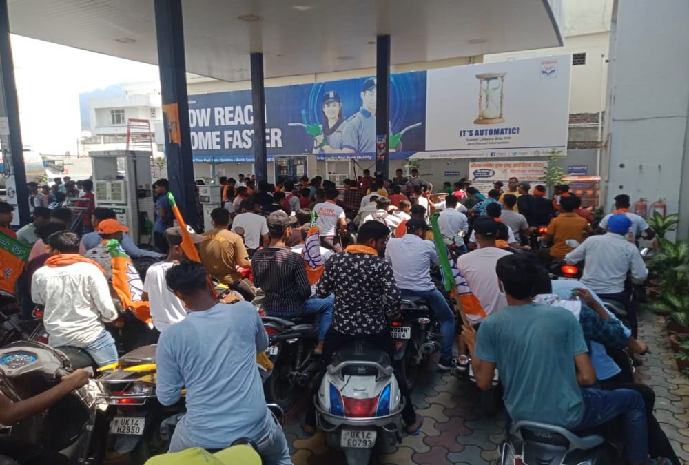 Uttarakhand Ajay Bhatt Jan Ashirwad Yatra News: Bjp Workers crowd for filling free petrol in rishikesh photos