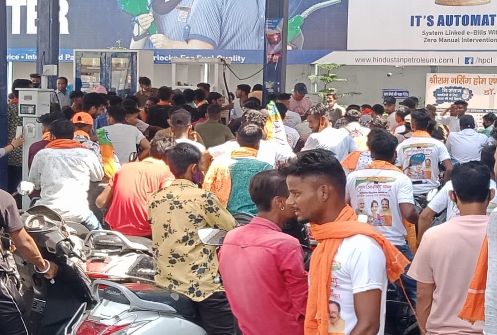 Uttarakhand Ajay Bhatt Jan Ashirwad Yatra News: Bjp Workers crowd for filling free petrol in rishikesh photos