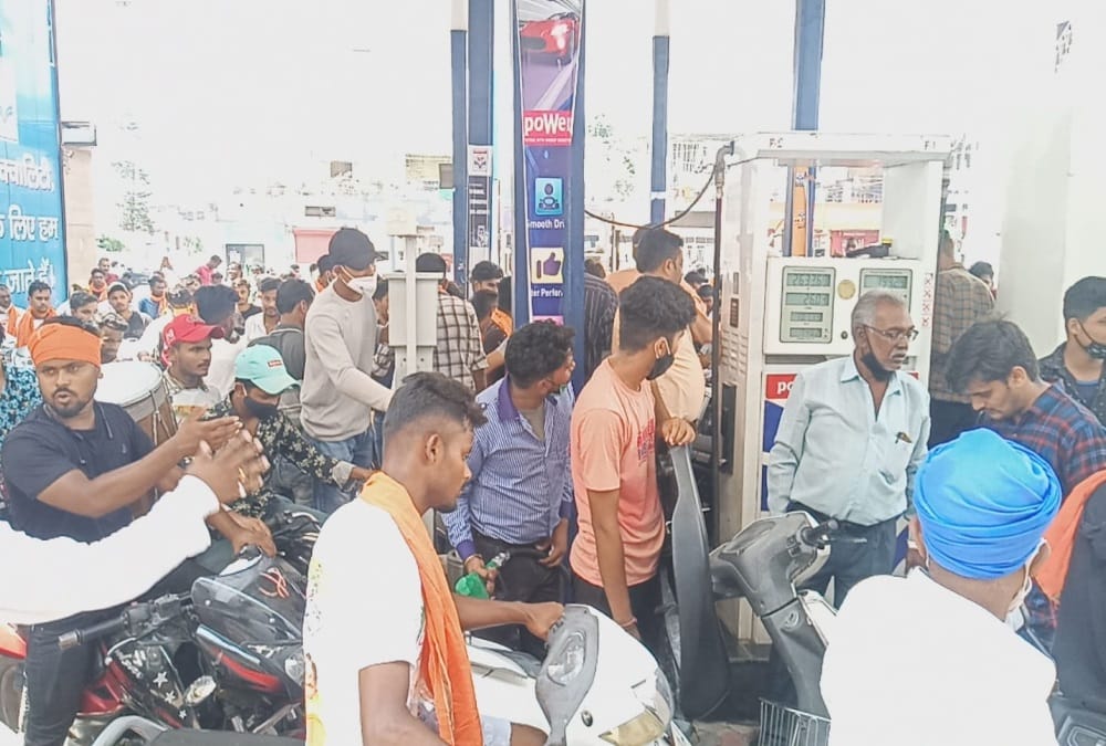 Uttarakhand Ajay Bhatt Jan Ashirwad Yatra News: Bjp Workers crowd for filling free petrol in rishikesh photos