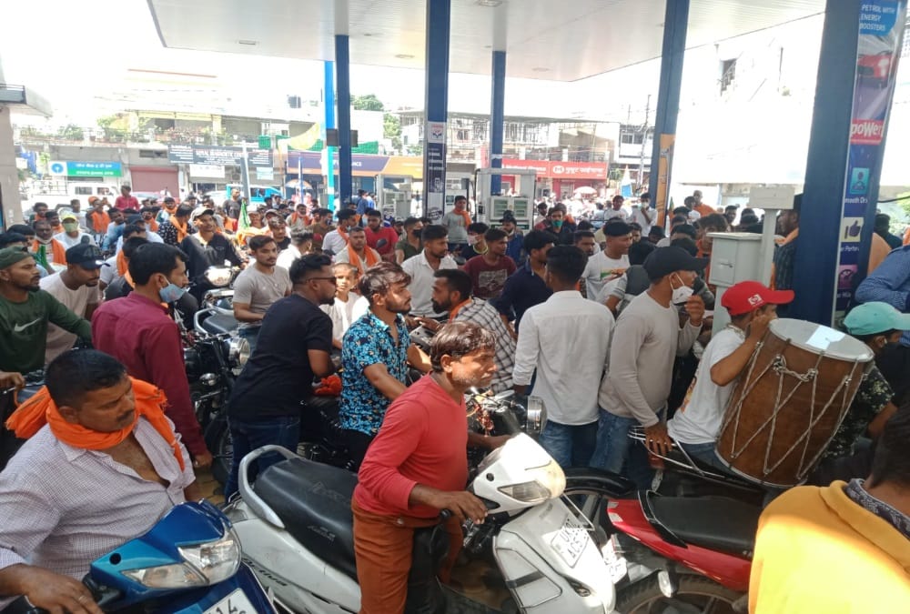 Uttarakhand Ajay Bhatt Jan Ashirwad Yatra News: Bjp Workers crowd for filling free petrol in rishikesh photos