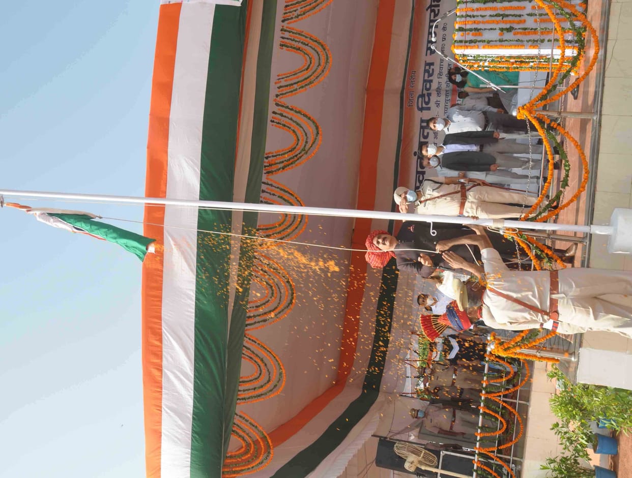 Independence Day celebrated in Sonipat, DC hoisted the tricolor