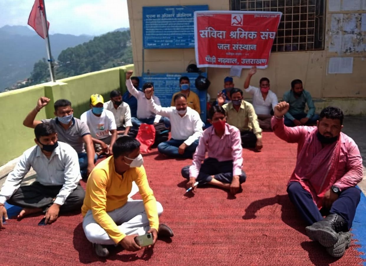 Contract workers of Jal Sansthan went on strike