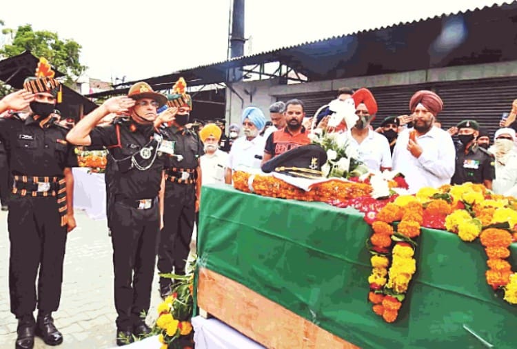 lieutenant colonel Abhayjit Singh Bath cremated with state honors in Amritsar of Punjab