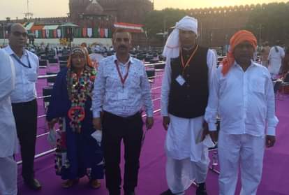 लालकिले पर समारोह में शामिल रामगणेश।(केसरिया पगड़ी में)।