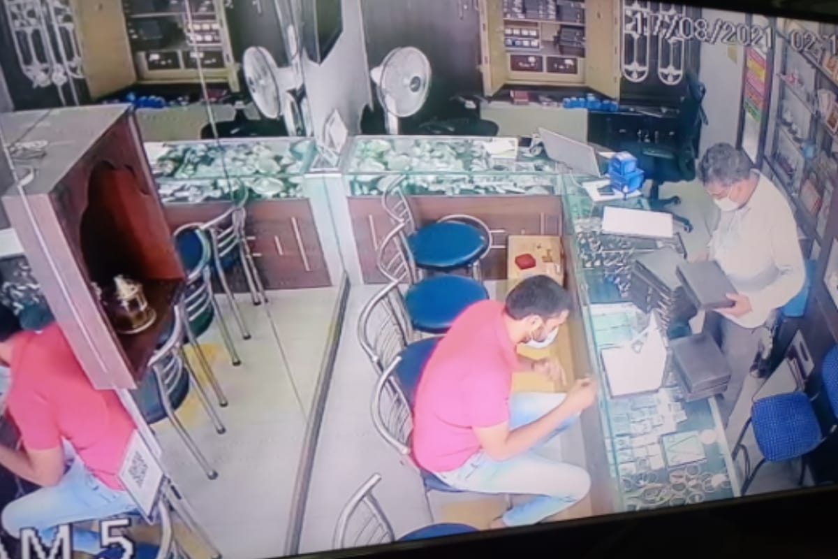 miscreant ran away after carrying out the robbery at Saraf in broad daylight in Shastrinagar Meerut