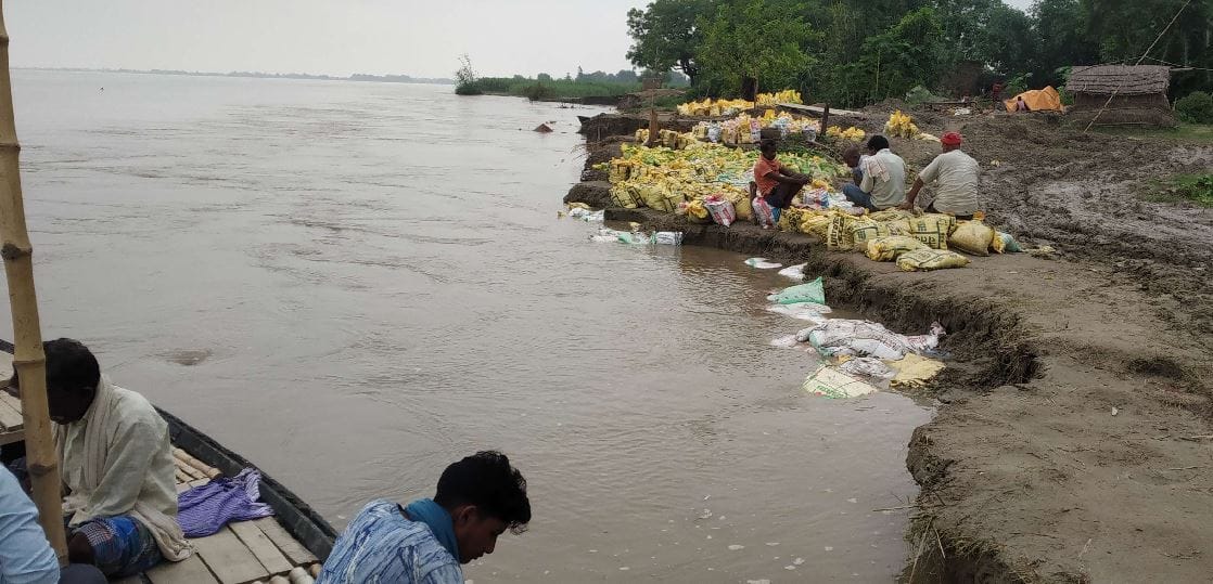 Flood in Mau Water level of Ghaghra reached above danger mark farmers crops submerg