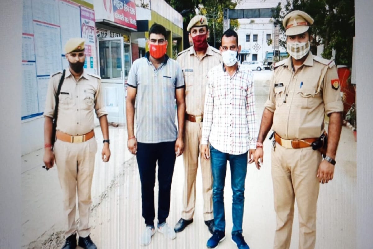 UP News: Police has arrested two members of solver gang with Bluetooth, two devices, fake Aadhar card in a college of Bijnor
