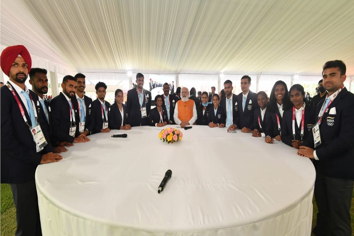 Meerut News: Prime Minister Narendra Modi met all the sportspersons including Annu Rani and Priyanka Goswami on 15th August