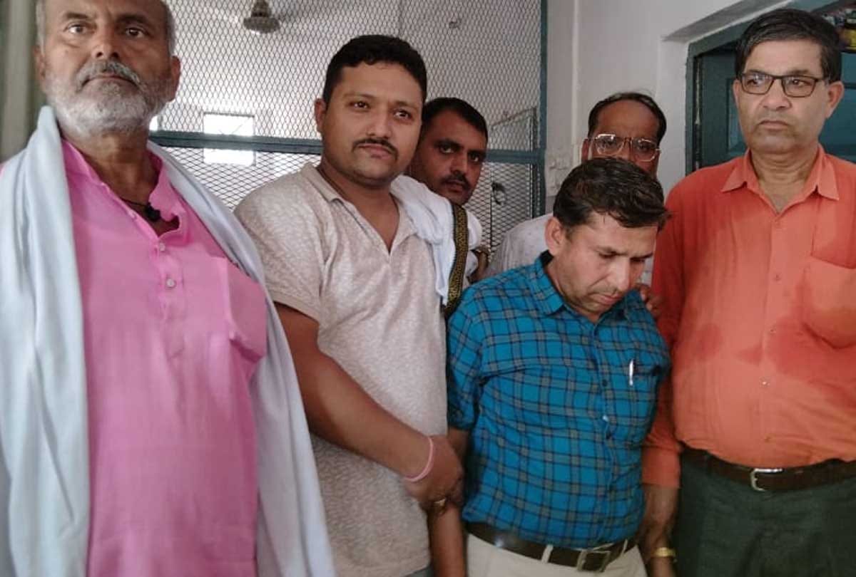 Mahoba: Anti-corruption team caught red handed taking bribe to District Horticulture Officer