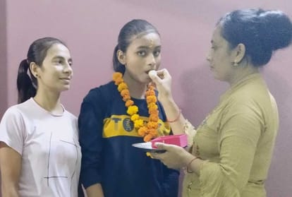परिजनों के साथ काव्या