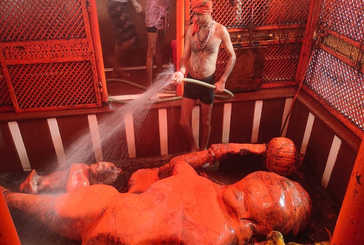 Ganga returned after washing the feet of Bade Hanumanji, aarti-worship started in the main temple