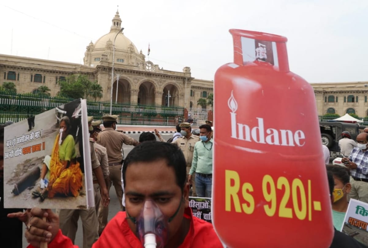 Samajwadi Party protests against Uttar Pradesh government.