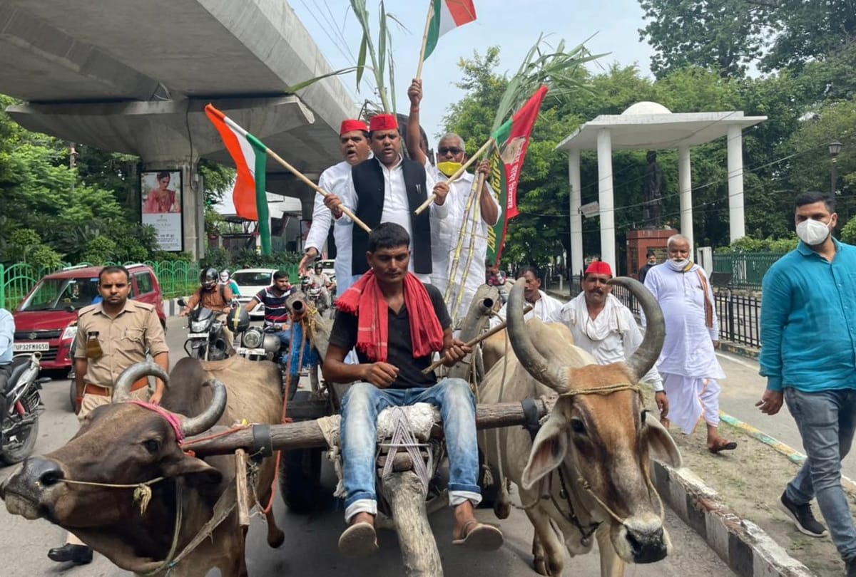 Samajwadi Party protests against Uttar Pradesh government.