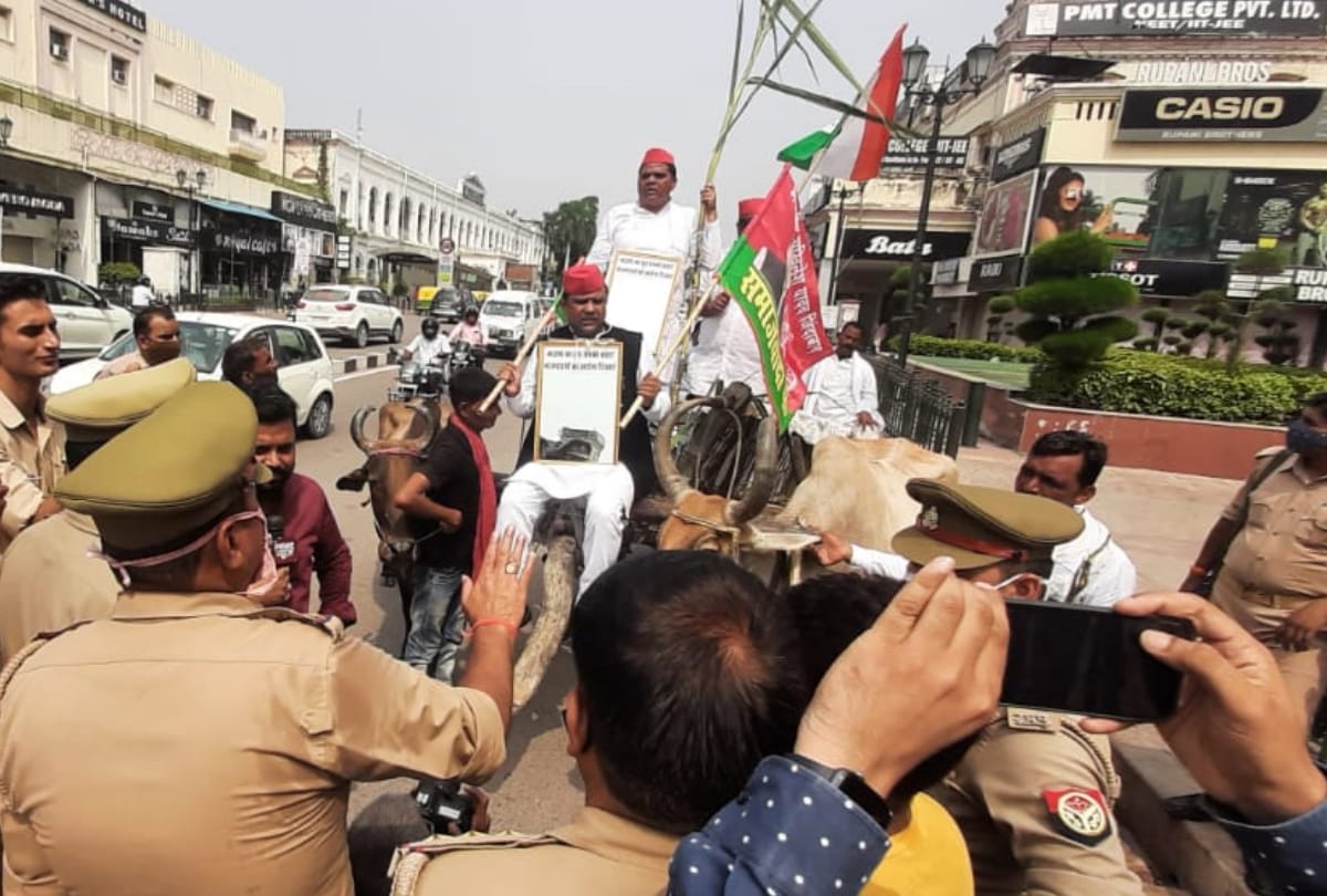 Samajwadi Party protests against Uttar Pradesh government.