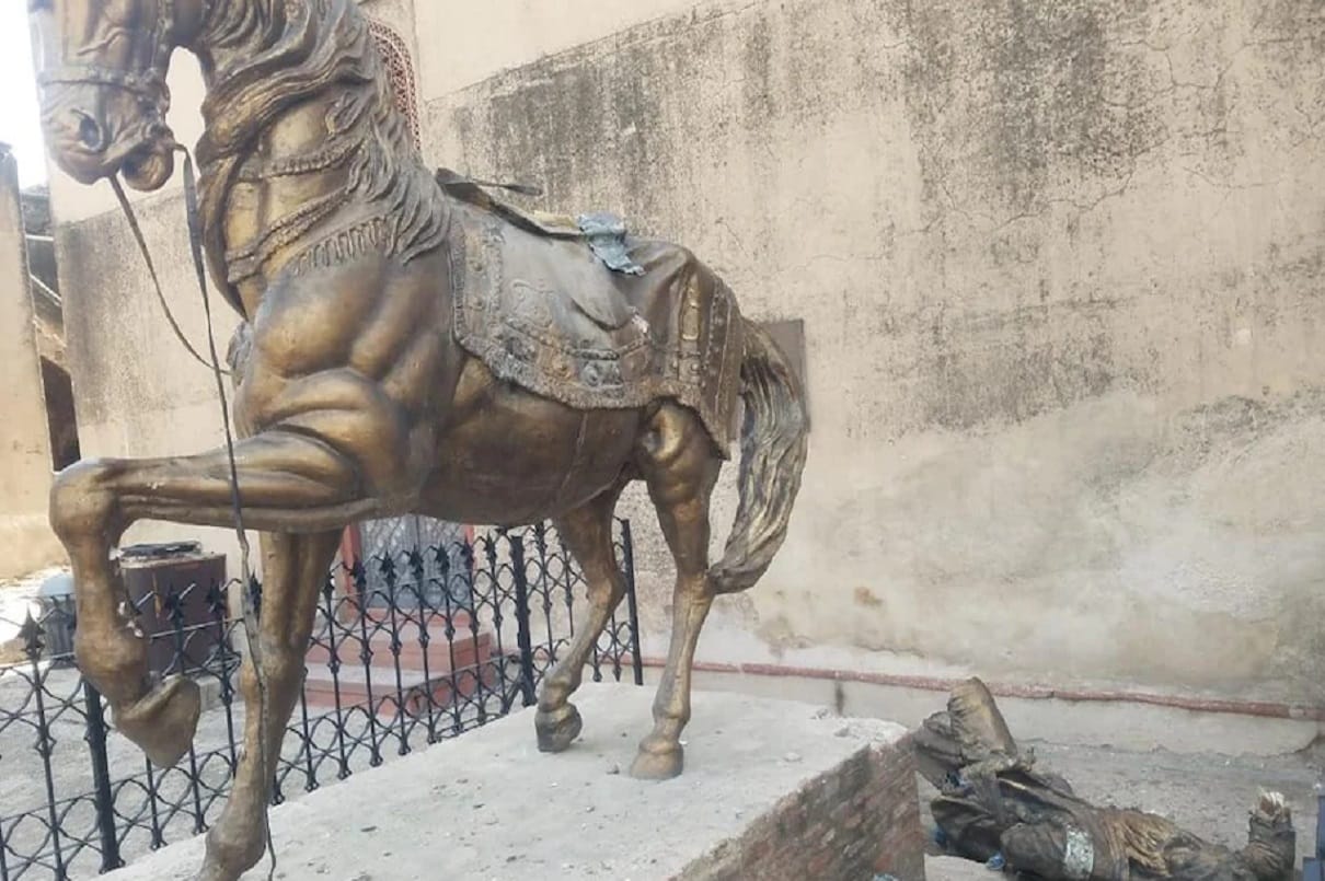 Maharaja ranjit singh statue broken outside lahore fort